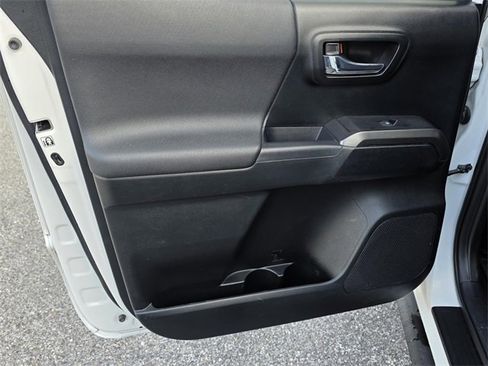 Used 2017 Toyota Tacoma TRD Off-Road image 29