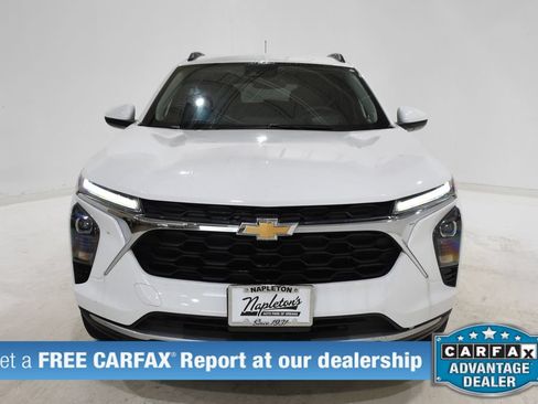 Used 2025 Chevrolet Trax LT w/ LT Convenience Package FWD image 2