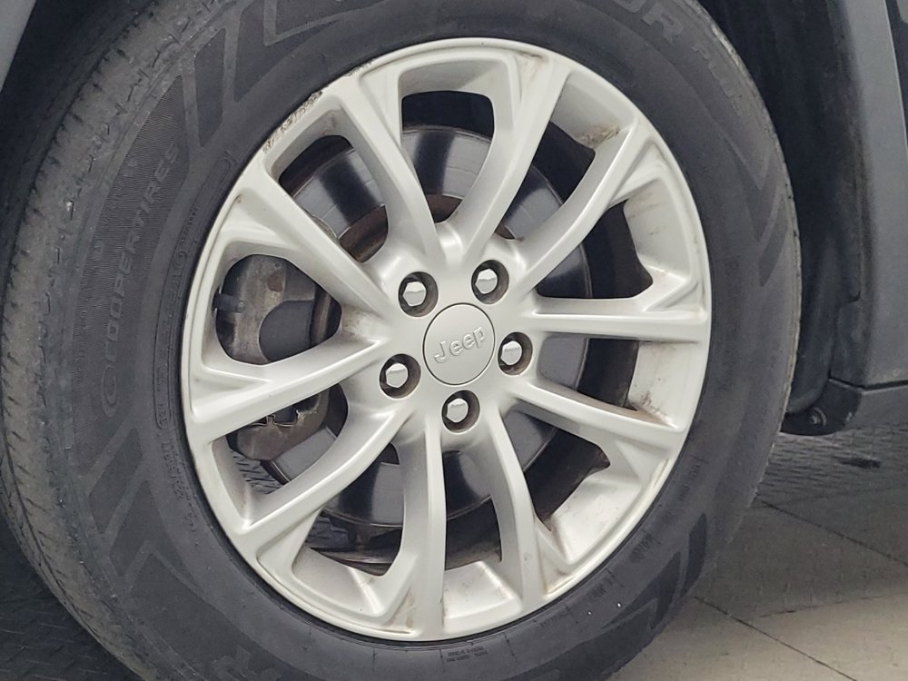 Used 2019 Jeep Cherokee Latitude w/ Popular Appearance Group FWD image 31