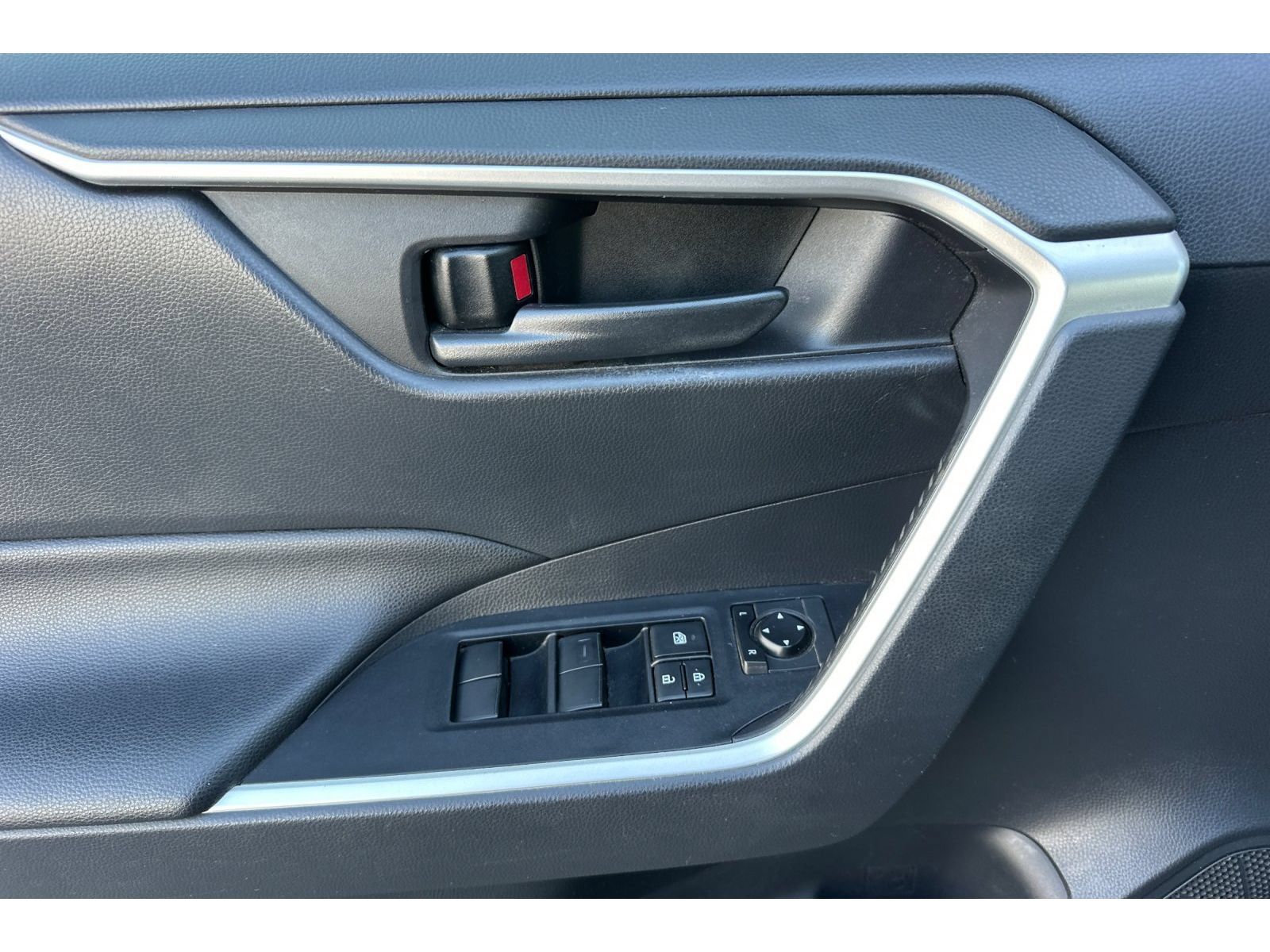Used 2019 Toyota RAV4 LE w/ Carpet Mat Package FWD image 11