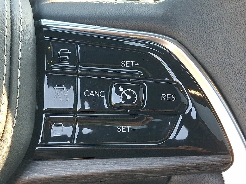 Used 2023 Jeep Grand Cherokee Overland AWD/4WD image 24