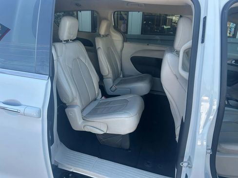 Used 2021 Chrysler Pacifica Touring-L image 26