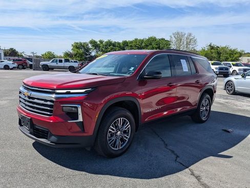 Used 2025 Chevrolet Traverse LT image 7