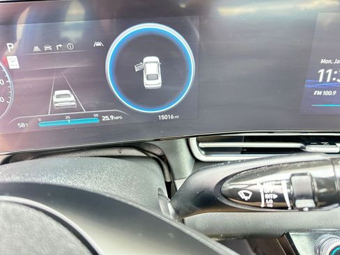 Used 2025 Hyundai Elantra SEL image 42