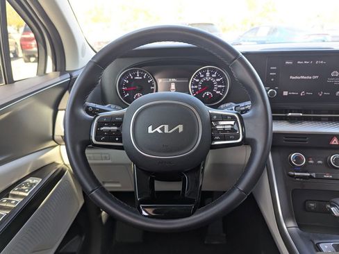 Certified 2024 Kia Carnival LX image 11
