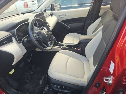 Used 2024 Toyota Corolla Cross XLE w/ Convenience Package AWD/4WD image 16