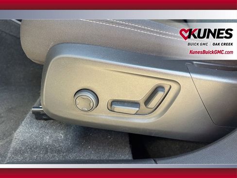 Used 2024 Volvo XC40 B5 Core image 11