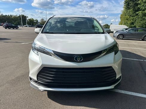 Used 2025 Toyota Sienna XLE AWD/4WD image 2