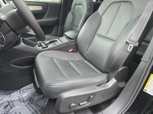 Used 2021 Volvo XC40 T5 Momentum w/ Premium Package image 32