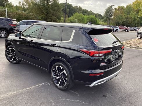 Used 2023 Mitsubishi Outlander SE image 2