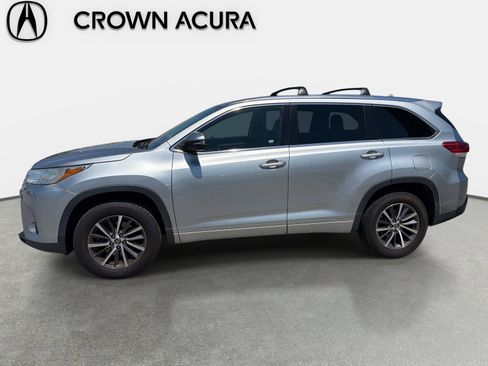 Used 2017 Toyota Highlander XLE image 3