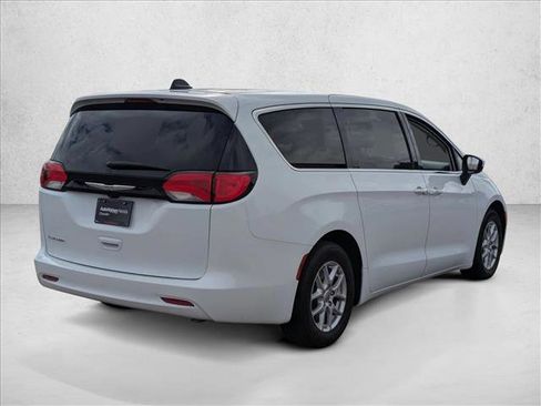 Used 2022 Chrysler Voyager LX image 5