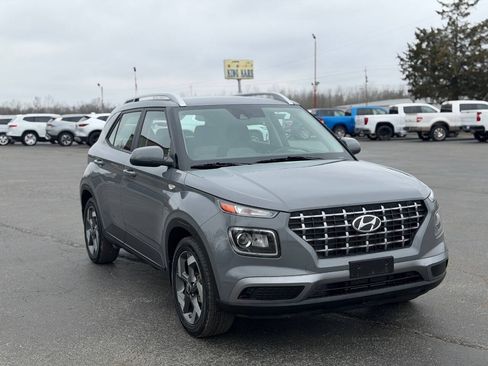 Used 2021 Hyundai Venue SEL FWD image 4