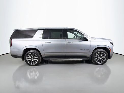 Used 2025 Chevrolet Suburban High Country AWD/4WD image 5