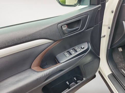 Used 2015 Toyota Highlander LE FWD image 10
