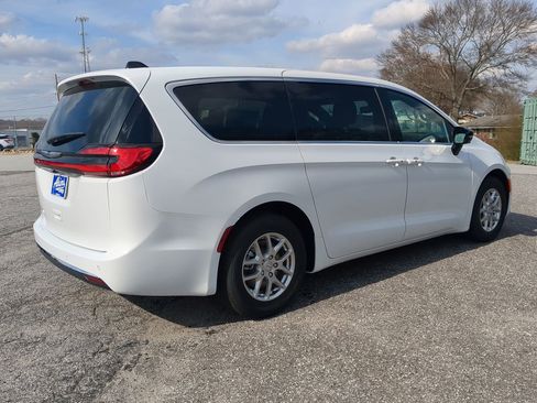 New 2026 Chrysler Pacifica Select image 3