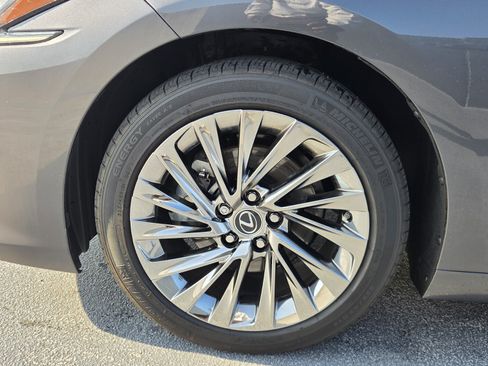 Used 2025 Lexus ES 300h Ultra Luxury w/ Accessory Package (Z2) FWD image 10