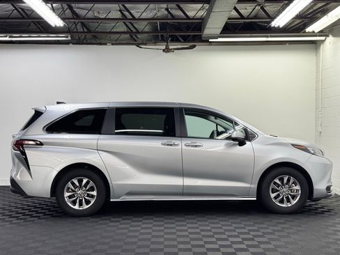 Used 2024 Toyota Sienna LE AWD/4WD image 4