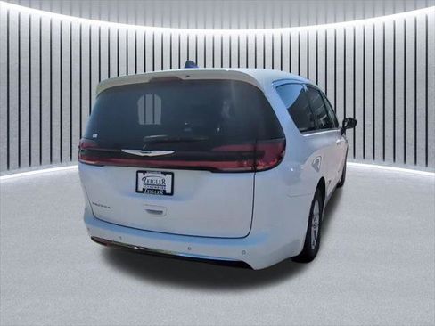 Certified 2024 Chrysler Pacifica Touring-L FWD image 8
