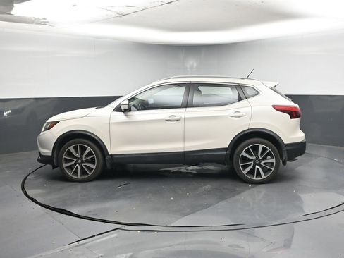 Used 2017 Nissan Rogue Sport SL image 2