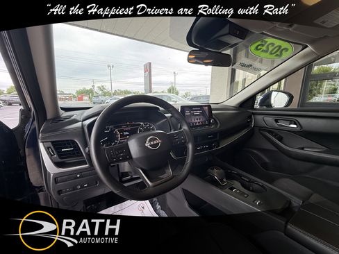 Used 2025 Nissan Rogue SV FWD image 14
