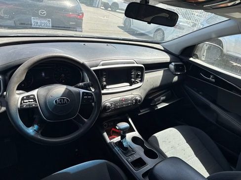 Used 2019 Kia Sorento FWD image 4