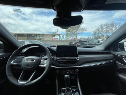 Used 2025 Jeep Compass Trailhawk image 32