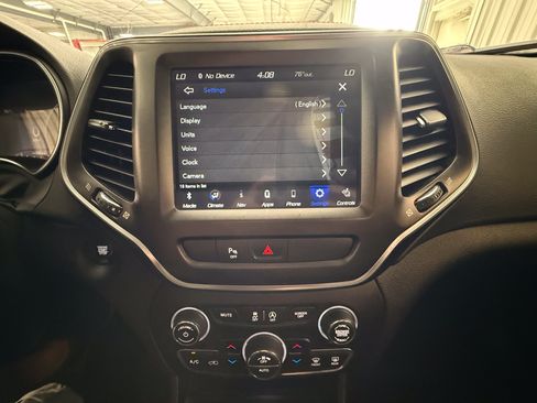 Used 2020 Jeep Cherokee Trailhawk AWD/4WD image 36