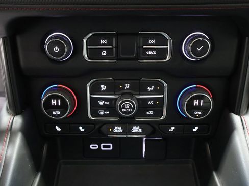 Used 2021 Chevrolet Suburban RST AWD/4WD image 34