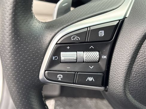 Used 2025 Genesis G70 2.5T image 25