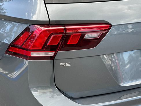 Used 2022 Volkswagen Tiguan SE image 33