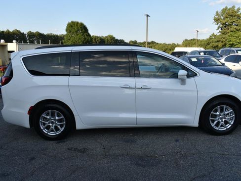 Used 2022 Chrysler Pacifica Touring-L FWD image 9
