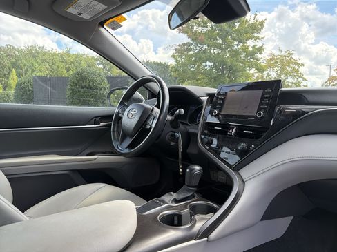 Used 2022 Toyota Camry SE FWD image 6