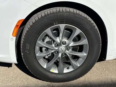 New 2026 Chrysler Pacifica Limited image 17