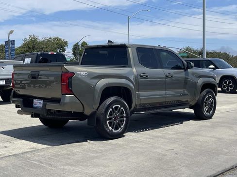 Used 2025 Toyota Tacoma TRD Sport AWD/4WD image 3