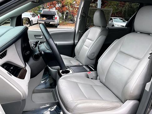 Used 2017 Toyota Sienna XLE image 7