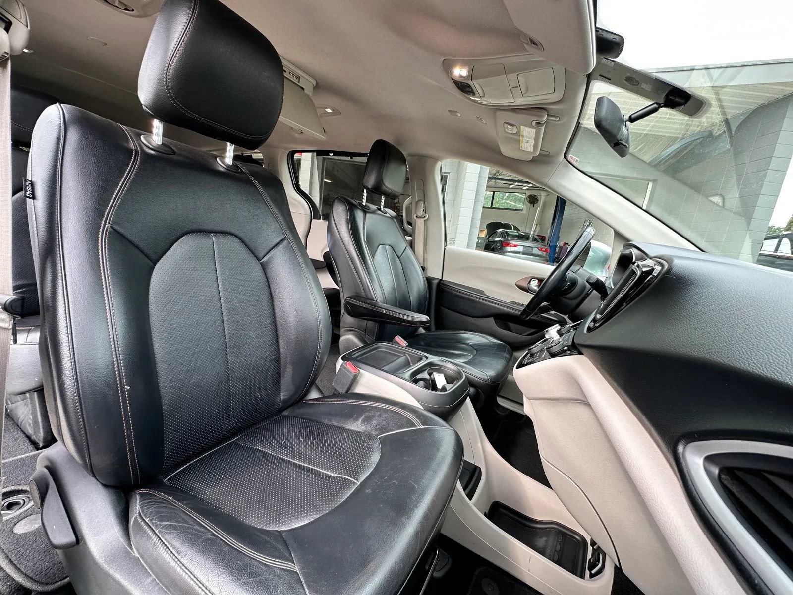 Used 2018 Chrysler Pacifica Touring-L FWD image 25
