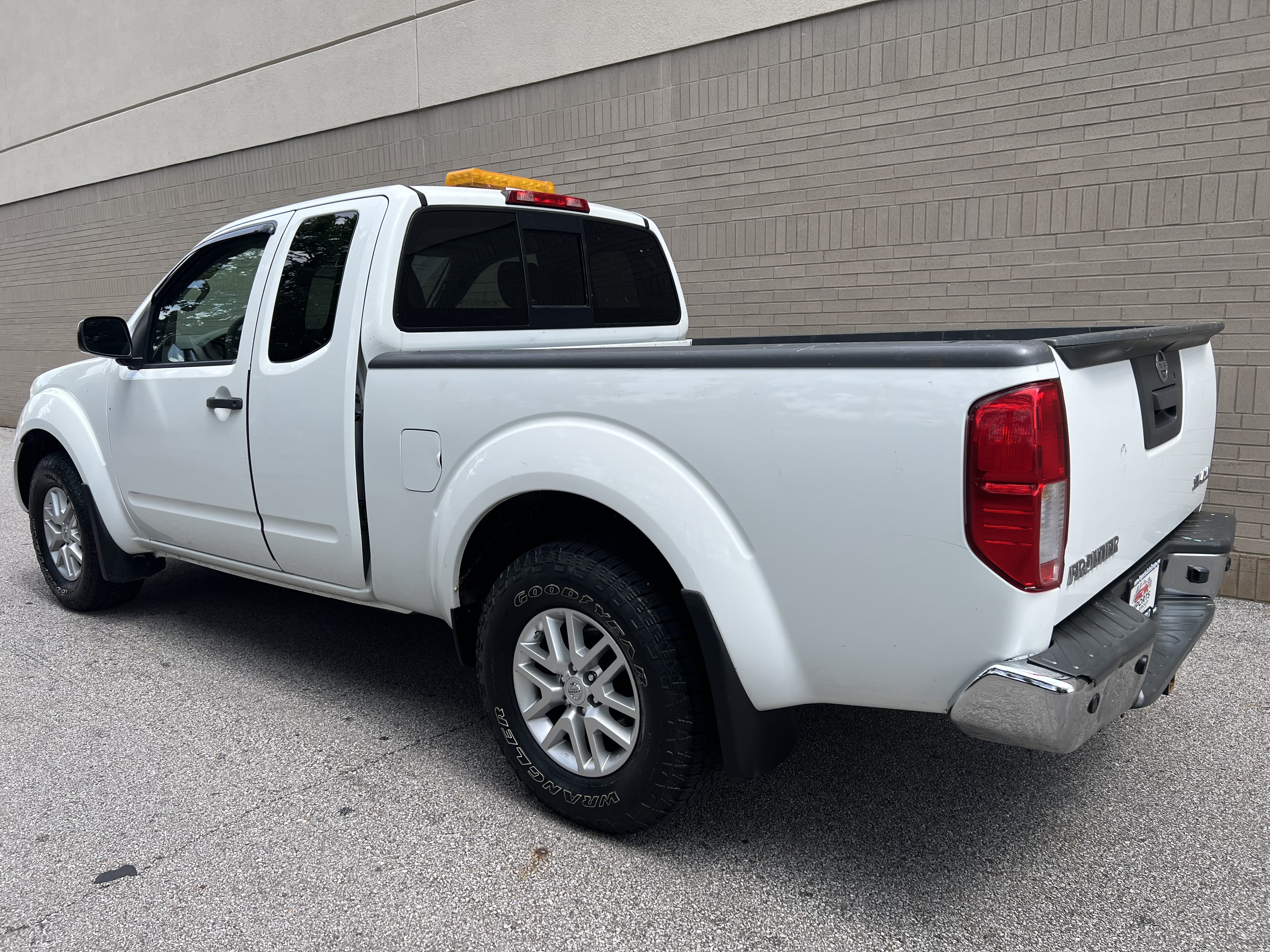 Used 2014 Nissan Frontier SV w/ SV Value Truck Package AWD/4WD image 4