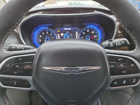 Used 2023 Chrysler Pacifica Limited w/ Uconnect Theater Family Group image 13