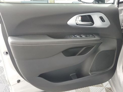 New 2026 Chrysler Pacifica Limited image 27