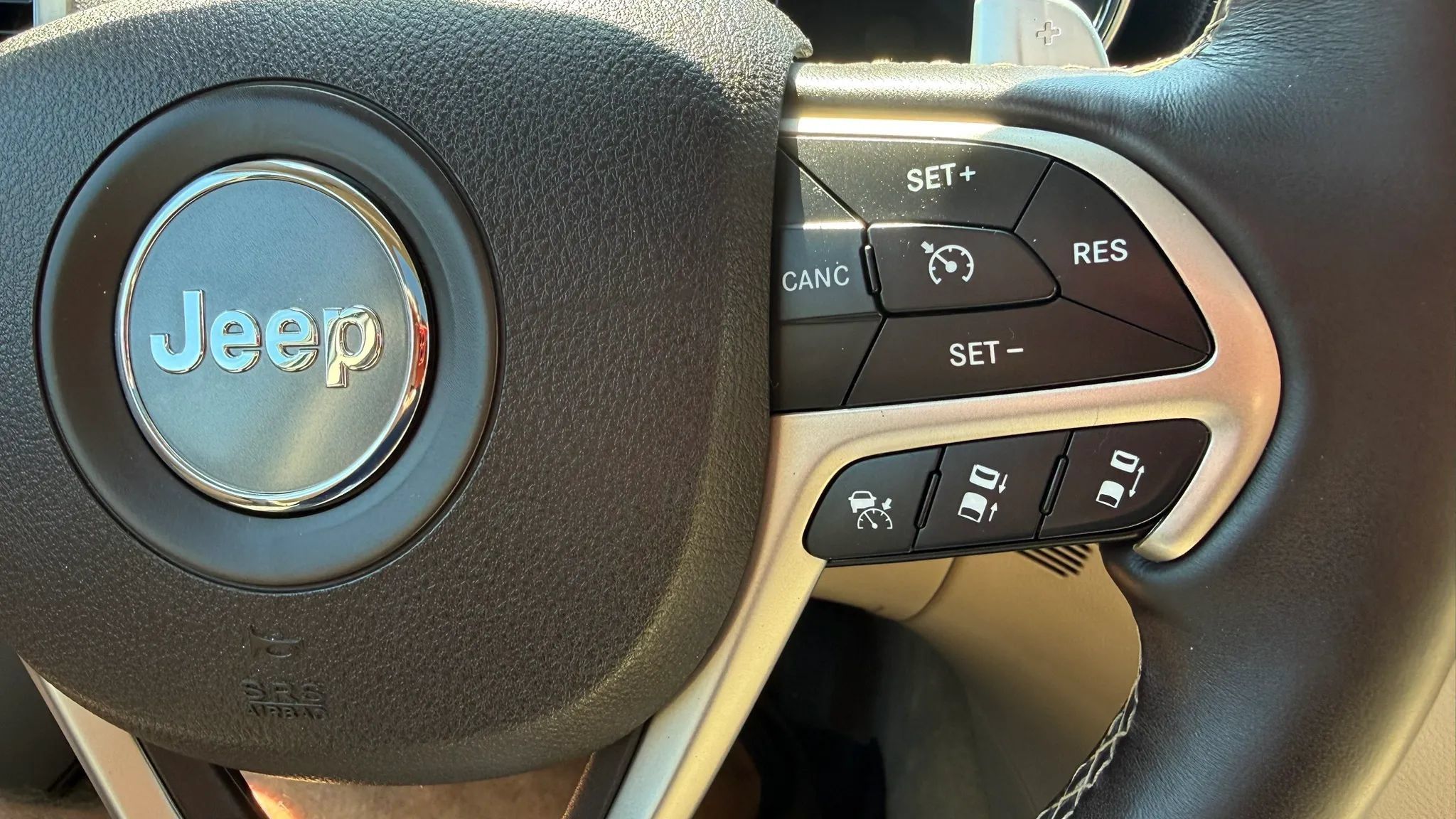 Used 2017 Jeep Grand Cherokee Overland w/ Jeep Active Safety Group AWD/4WD image 21