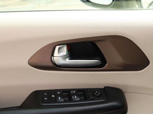 Used 2018 Chrysler Pacifica Touring-L FWD image 10