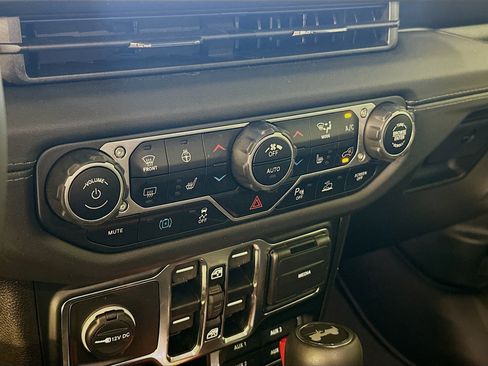 Used 2024 Jeep Wrangler Unlimited Sahara w/ Technology Group AWD/4WD image 24