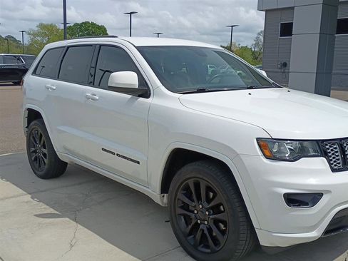 Used 2017 Jeep Grand Cherokee Altitude AWD/4WD image 1