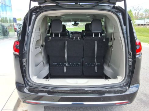 Used 2023 Chrysler Pacifica Touring-L FWD image 35