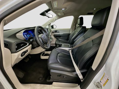 Used 2024 Chrysler Pacifica Touring-L FWD image 13