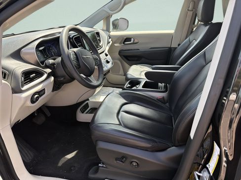 Used 2023 Chrysler Pacifica Touring-L FWD image 14