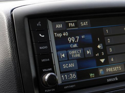 Used 2014 Chrysler Town & Country Touring-L image 39