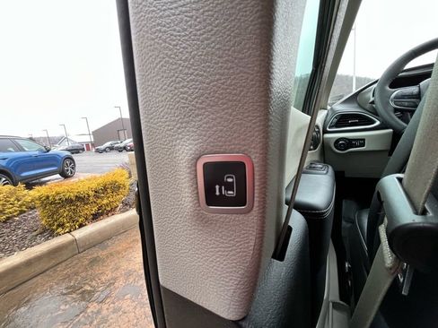 Used 2024 Chrysler Pacifica Touring-L FWD image 30