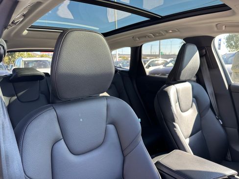 Used 2022 Volvo XC60 B5 Momentum image 11
